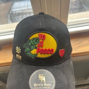 Black 'Yo Si Pesco' Cap (2 Exclusive Pins Included)